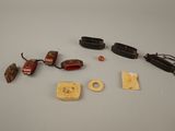 many items that are sitting on a table
