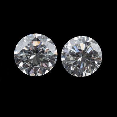 deux diamants ronds taille brillant sur fond noir