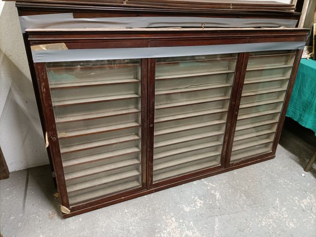 Meuble de métier. Importante vitrine en deux parties, ouvrant à t
