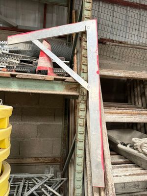 un tas de matériaux de construction posé sur une étagère dans un entrepôt