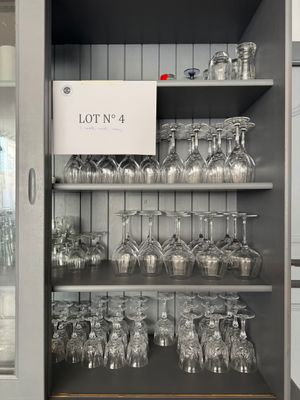 un buffet sur lequel sont posés de nombreux verres à vin