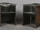 une paire de fauteuils en cuir noir avec des pieds en métal et une table en bois