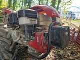 un tracteur rouge garé dans la terre