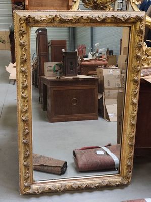 un miroir posé sur le sol d'une pièce