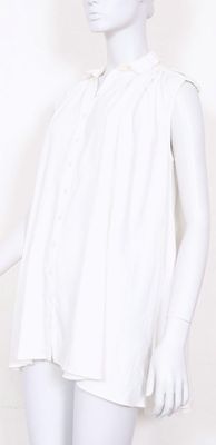 mannequin vêtu d'une chemise blanche et d'un short avec un chapeau sur la tête