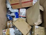 de nombreuses boîtes et colis dans un bac posé par terre