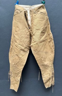 un vieux pantalon suspendu à une corde à linge fixée au mur