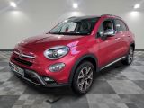 un SUV Fiat rouge garé dans un garage au sol carrelé