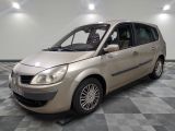 une photo d'une petite voiture beige garée dans une pièce