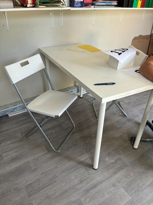 un bureau blanc avec une chaise et une bibliothèque