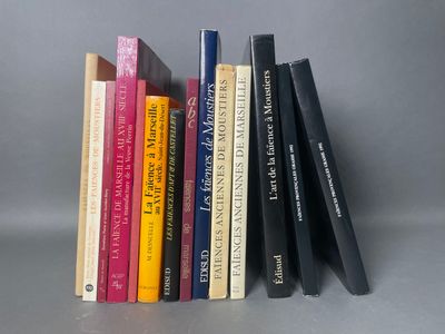 plusieurs livres sont empilés sur une surface grise