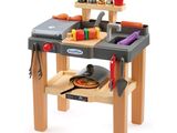 un établi en bois sur lequel est posée une pizza