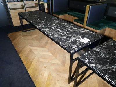 deux tables posées à même le sol dans la pièce