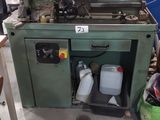 une machine placée au milieu d'une pièce