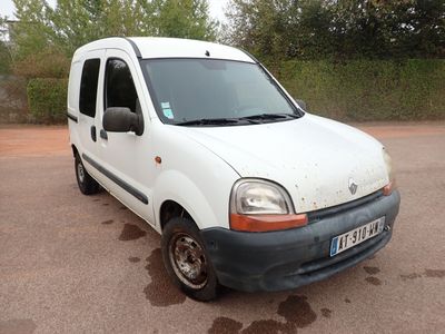 une camionnette blanche garée dans un parking