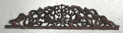une étagère en métal ornée d'un motif décoratif