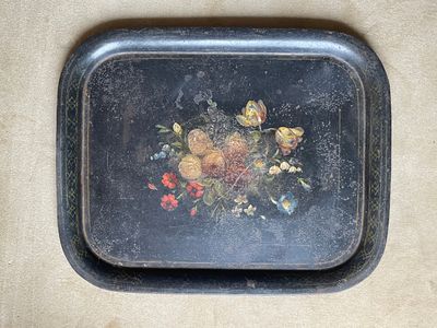 un plateau noir orné d'une peinture représentant des fleurs