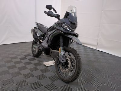 une moto qui est garée dans une pièce dont le sol est en damier