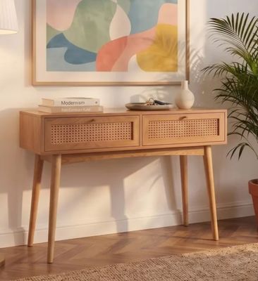 une photo d'une table en bois sur laquelle se trouve une plante