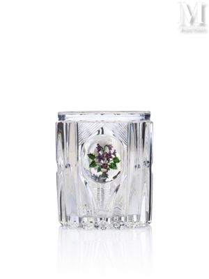 un vase en verre contenant une fleur