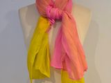 une écharpe jaune et rose sur un mannequin, sur fond blanc