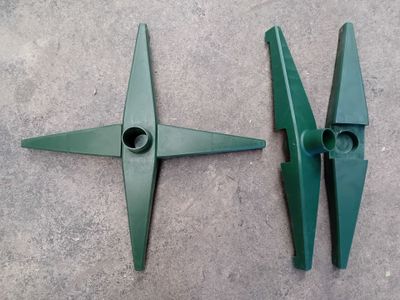 deux morceaux de plastique vert sont posés sur une surface en béton