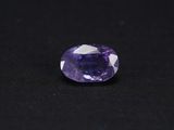 un saphir violet sur fond noir