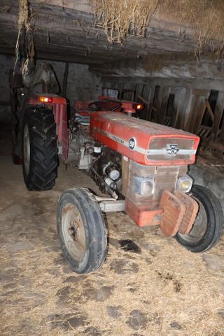 Tracteur agricole Massey-Ferguson 158, pneus arrière neufs, 696 h...