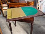 une table recouverte d'un tissu vert et jaune