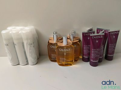 plusieurs types différents de produits de soin pour la peau posés sur un comptoir