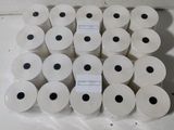 de nombreux rouleaux de papier toilette posés sur une étagère
