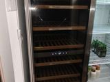 une photo d'un refroidisseur à vin dans une cuisine