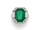 une bague en émeraude et diamant