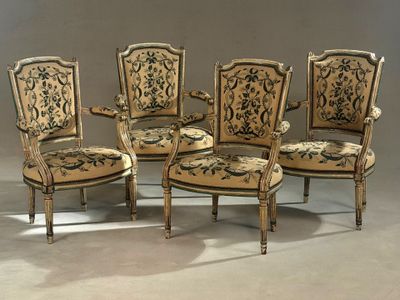 quatre chaises ornées d'un motif doré et noir, disposées dans une pièce