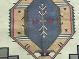 un tapis orné d'un motif, posé sur le sol