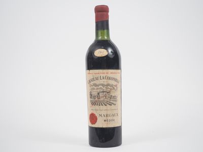 une bouteille de vin rouge posée sur une table blanche