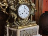 une horloge posée sur une table en bois