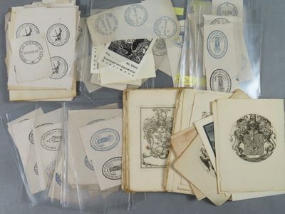 beaucoup de timbres et d'enveloppes posés sur une table