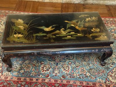 Table basse de style chinois en bois laqué, plateau peint d'…