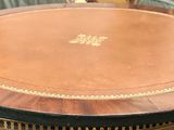 une table posée sur un tapis dans un salon