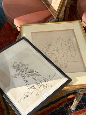 deux photos encadrées posées sur une table, avec une chaise en arrière-plan
