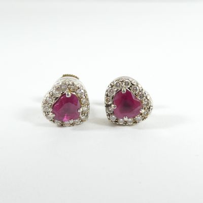 une paire de boucles d'oreilles en rubis et diamants