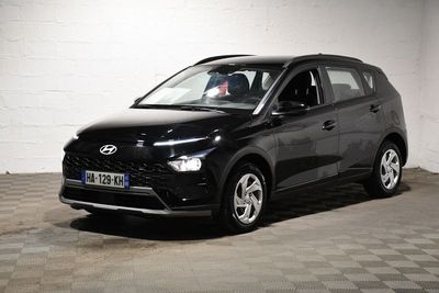 la voiture noire est garée dans le garage sur le sol en damier