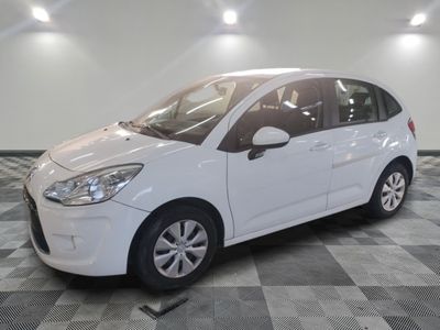 la photo d'une voiture blanche garée dans un garage