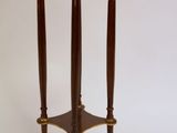 une petite table surmontée d'une horloge