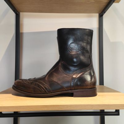 des bottes en cuir posées sur une étagère dans une pièce aux murs blancs