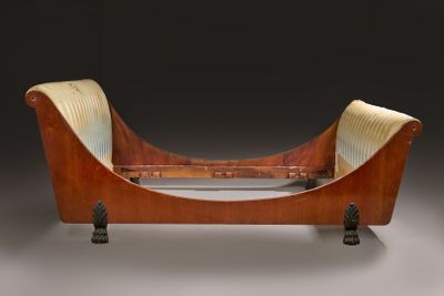 Lit d’apparat à faces incurvées en acajou et placage d’acajo…