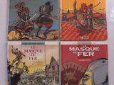 trois livres posés sur une table, sur fond blanc
