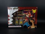une boîte de cartes à collectionner Pokémon avec une figurine de dragon