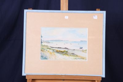 une photo d'un tableau posé sur un chevalet, sur lequel figure une plage